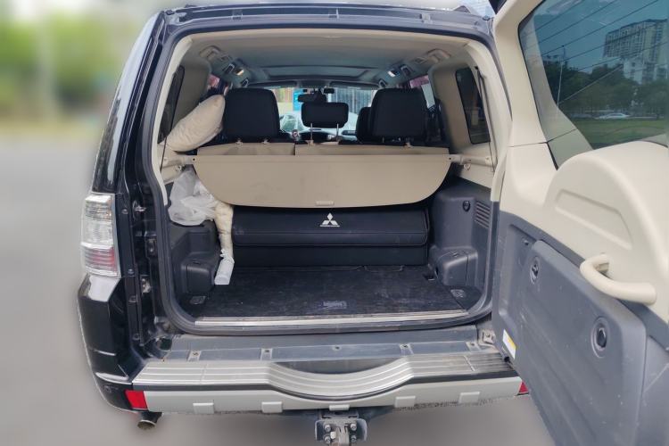 Used Mitsubishi Pajero 2016 3.0L Automatic Prestige Version China V Standard Trunk