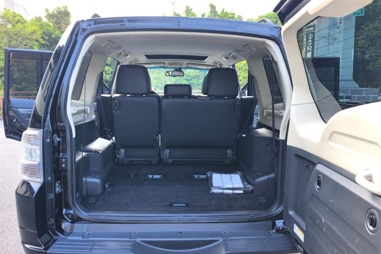 Used Mitsubishi Pajero 2016 3.0L Automatic Prestige Version China V Standard Trunk