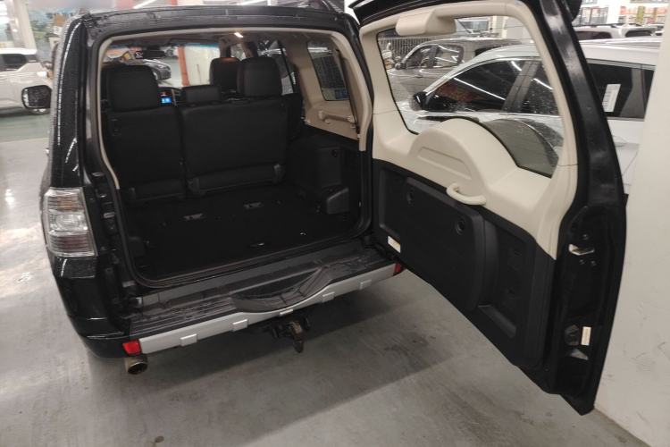 Used Mitsubishi Pajero 2016 3.0L Automatic Prestige Version China IV Standard Trunk