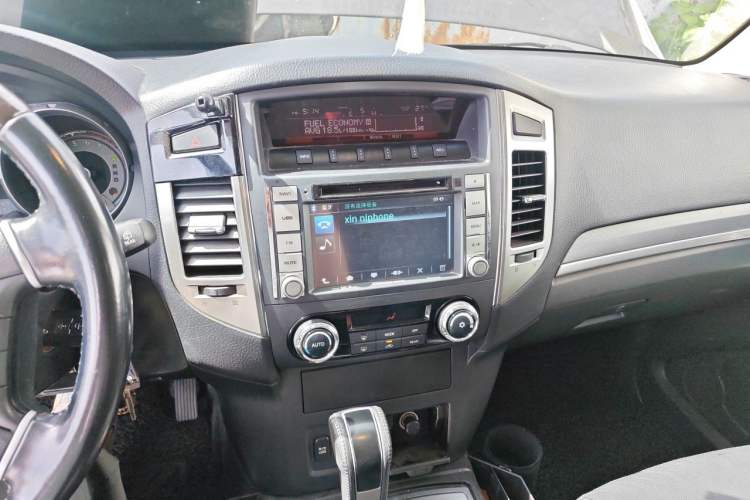 Used Mitsubishi Pajero 2016 3.0L Automatic Prestige Version China V Standard Audio And AC Panel