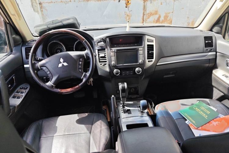 Used Mitsubishi Pajero 2016 3.0L Automatic Prestige Version China V Standard Center Console