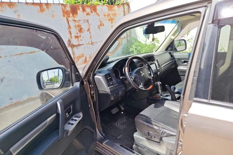 Used Mitsubishi Pajero 2016 3.0L Automatic Prestige Version China V Standard Driver Seat