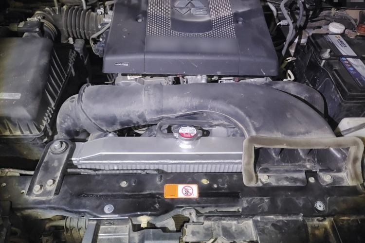 Used Mitsubishi Pajero  Engine Bay
