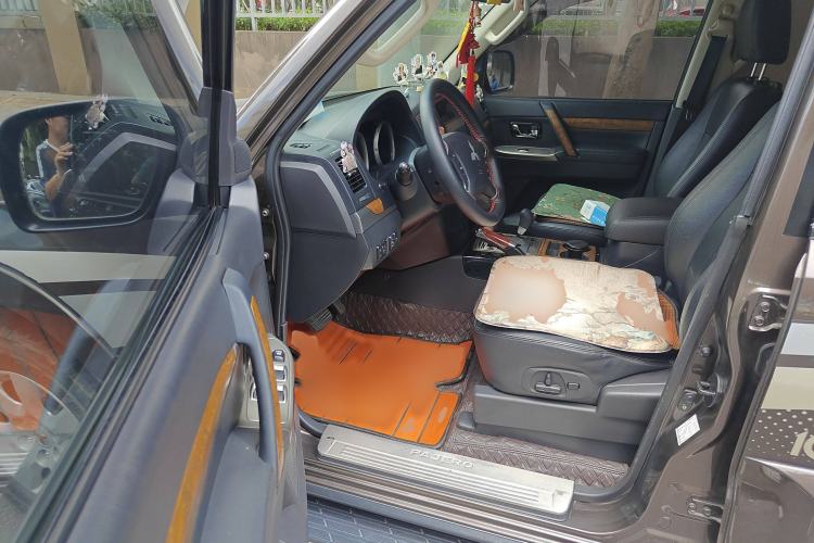 Used Mitsubishi Pajero 2016 3.0L Automatic Prestige Version China V Standard Interior 3