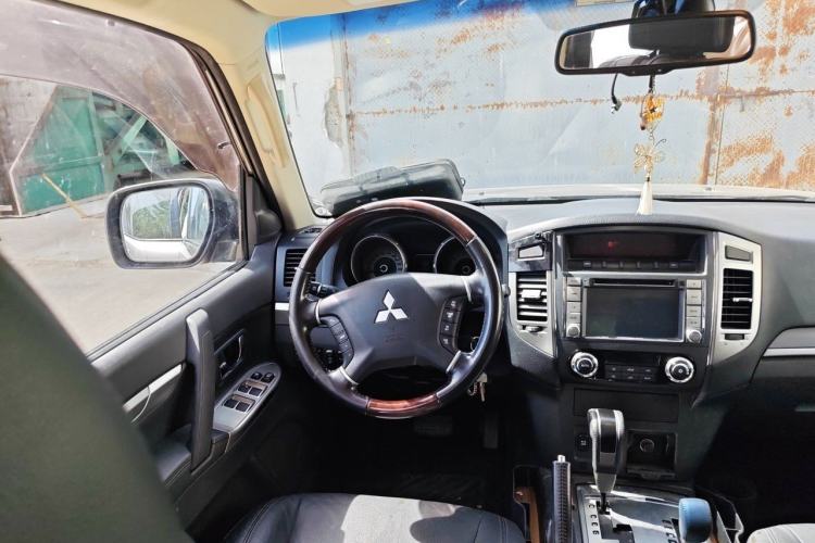 Used Mitsubishi Pajero 2016 3.0L Automatic Prestige Version China V Standard Steering Wheel