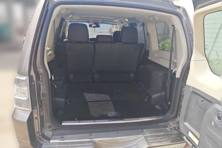 Used Mitsubishi Pajero 2016 3.0L Automatic Prestige Version China V Standard Trunk