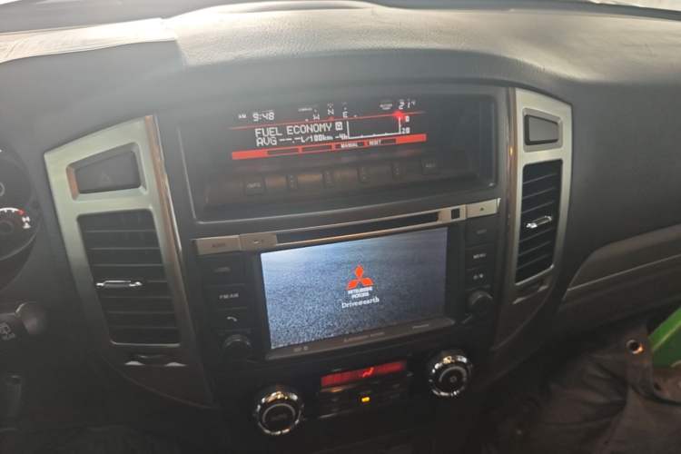 Used Mitsubishi Pajero 2016 3.0L Automatic Prestige Version China V Standard Audio And AC Panel