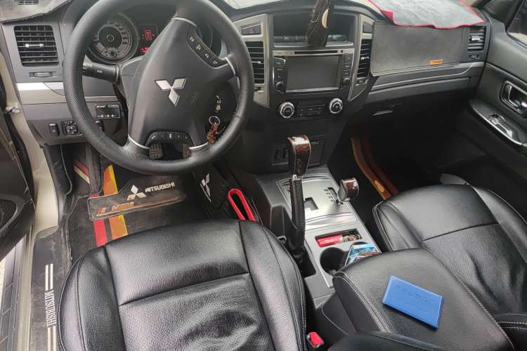 Used Mitsubishi Pajero 2016 3.0L Automatic Standard Version China V Standard Center Console