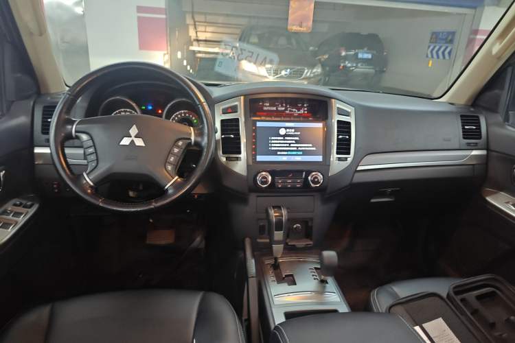 Used Mitsubishi Pajero 2016 3.0L Automatic Standard Version China V Standard Center Console