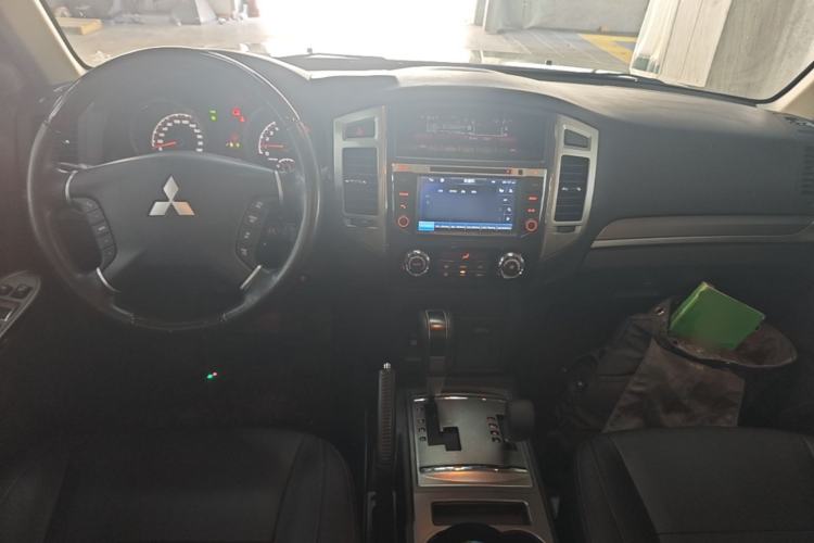 Used Mitsubishi Pajero 2016 3.0L Automatic Prestige Version China V Standard Center Console