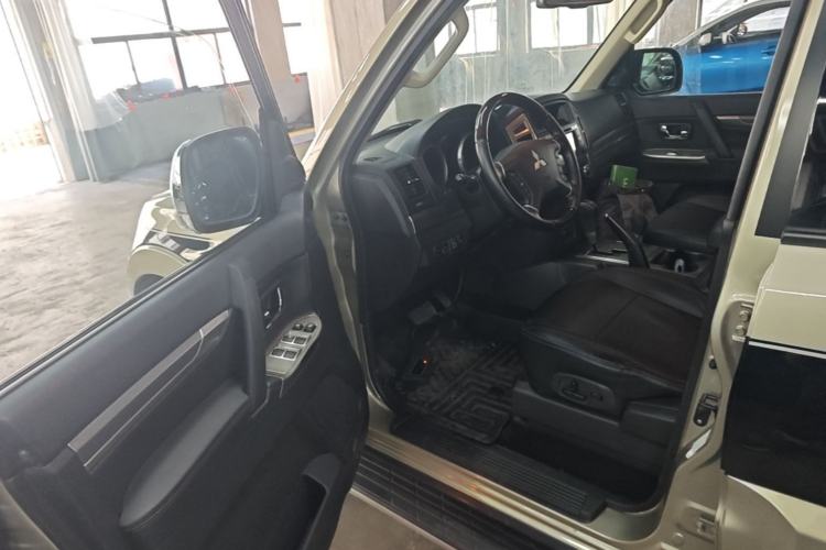 Used Mitsubishi Pajero 2016 3.0L Automatic Prestige Version China V Standard Driver Seat