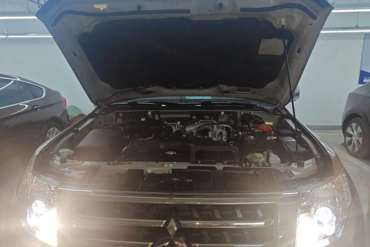 Used Mitsubishi Pajero 2016 3.0L Automatic Standard Version China V Standard Engine Bay