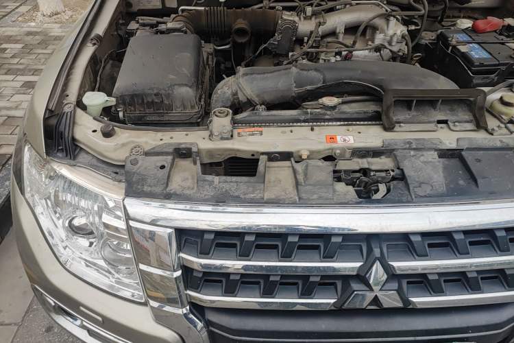 Used Mitsubishi Pajero 2016 3.0L Automatic Standard Version China V Standard Engine Bay Right