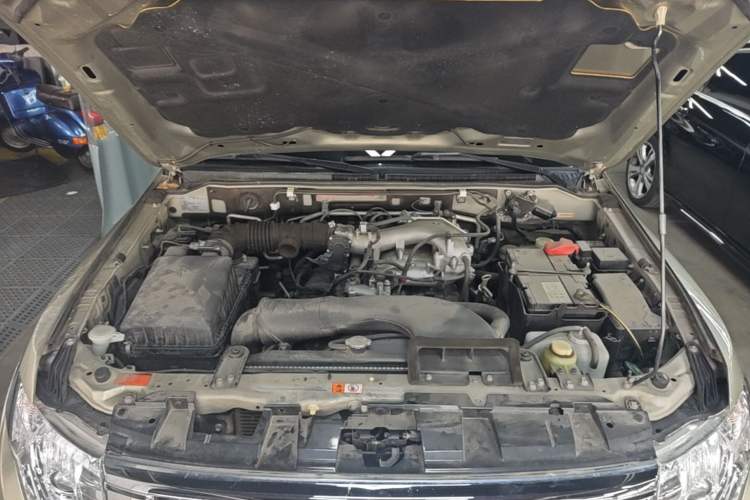 Used Mitsubishi Pajero 2016 3.0L Automatic Prestige Version China V Standard Engine Bay