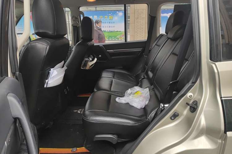 Used Mitsubishi Pajero 2016 3.0L Automatic Standard Version China V Standard Left Rear Seat