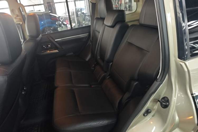 Used Mitsubishi Pajero 2016 3.0L Automatic Prestige Version China V Standard Left Rear Seat