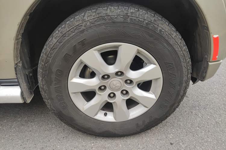 Used Mitsubishi Pajero 2016 3.0L Automatic Standard Version China V Standard Right Front Wheel Hub