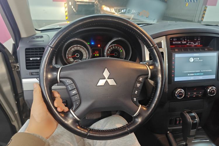 Used Mitsubishi Pajero 2016 3.0L Automatic Standard Version China V Standard Steering Wheel