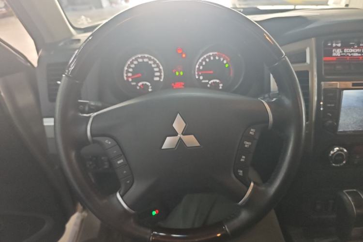 Used Mitsubishi Pajero 2016 3.0L Automatic Prestige Version China V Standard Steering Wheel