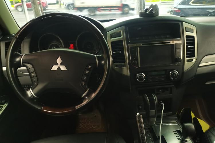 Used Mitsubishi Pajero 2016 3.0L Automatic Prestige Version China V Standard Center Console
