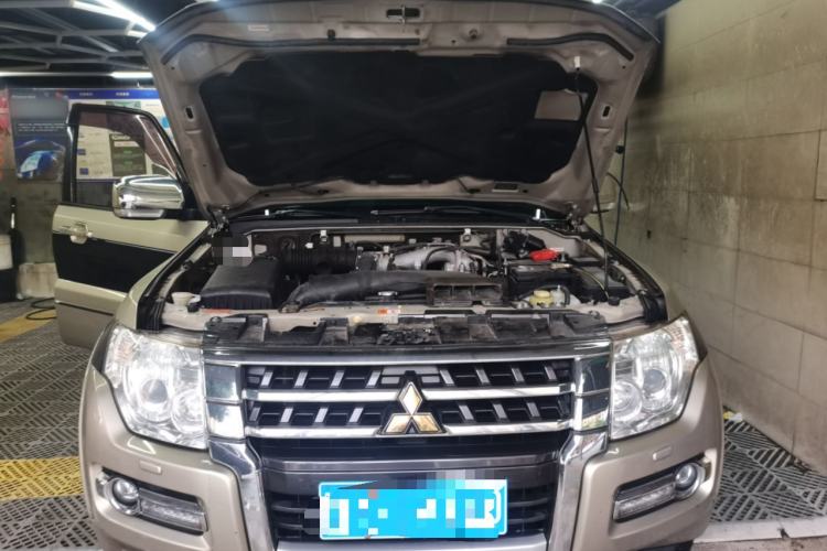 Used Mitsubishi Pajero 2016 3.0L Automatic Prestige Version China V Standard Engine Bay