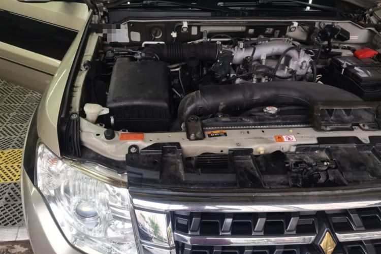 Used Mitsubishi Pajero 2016 3.0L Automatic Prestige Version China V Standard Engine Bay Right