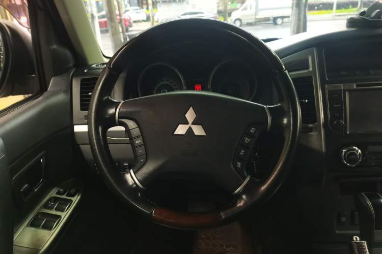 Used Mitsubishi Pajero 2016 3.0L Automatic Prestige Version China V Standard Steering Wheel