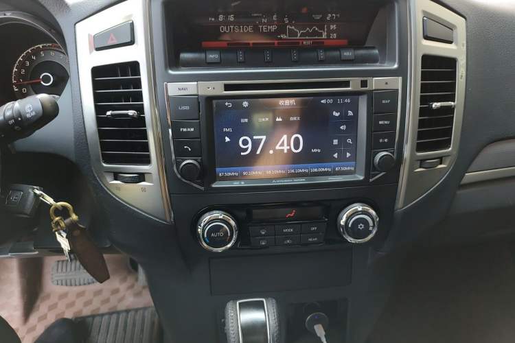 Used Mitsubishi Pajero 2016 3.0L Automatic Prestige Version China V Standard Audio And AC Panel