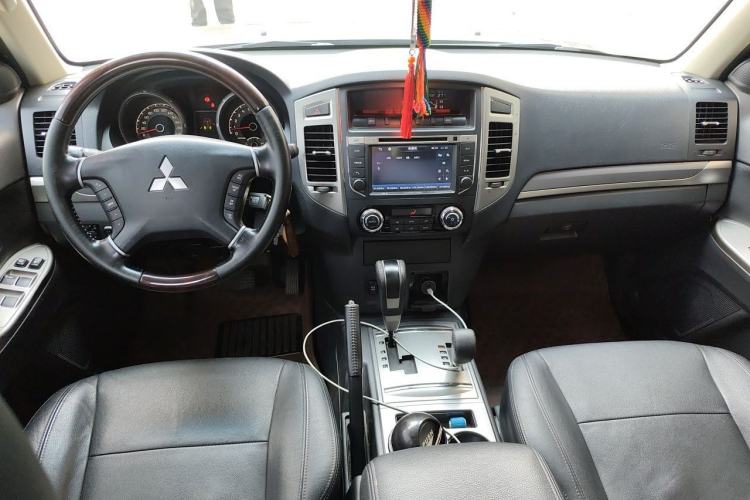 Used Mitsubishi Pajero 2016 3.0L Automatic Prestige Version China V Standard Center Console