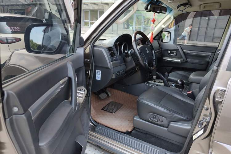 Used Mitsubishi Pajero 2016 3.0L Automatic Prestige Version China V Standard Driver Seat