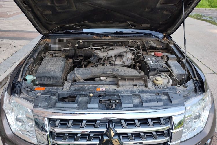 Used Mitsubishi Pajero 2016 3.0L Automatic Prestige Version China V Standard Engine Bay