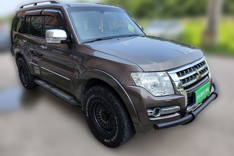Used Mitsubishi Pajero 2016 3.0L Automatic Prestige Version China V Standard Front Right 45 Deg