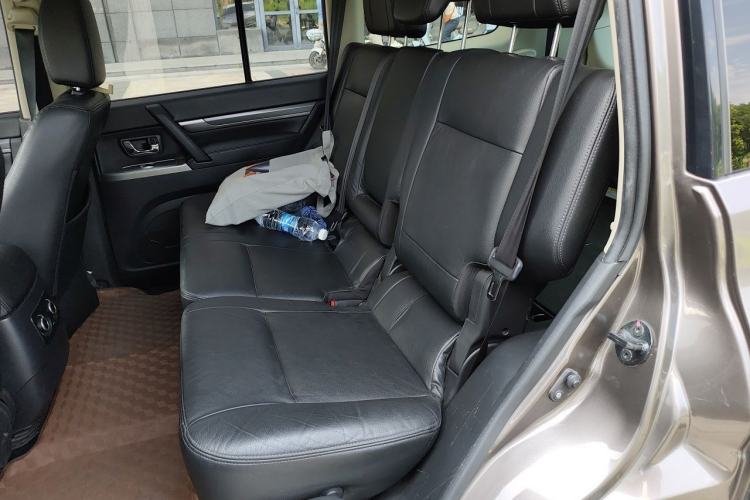 Used Mitsubishi Pajero 2016 3.0L Automatic Prestige Version China V Standard Left Rear Seat