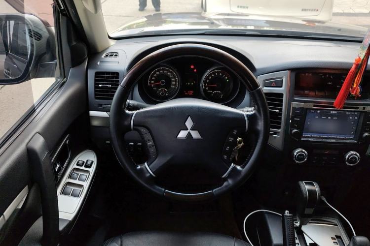 Used Mitsubishi Pajero 2016 3.0L Automatic Prestige Version China V Standard Steering Wheel