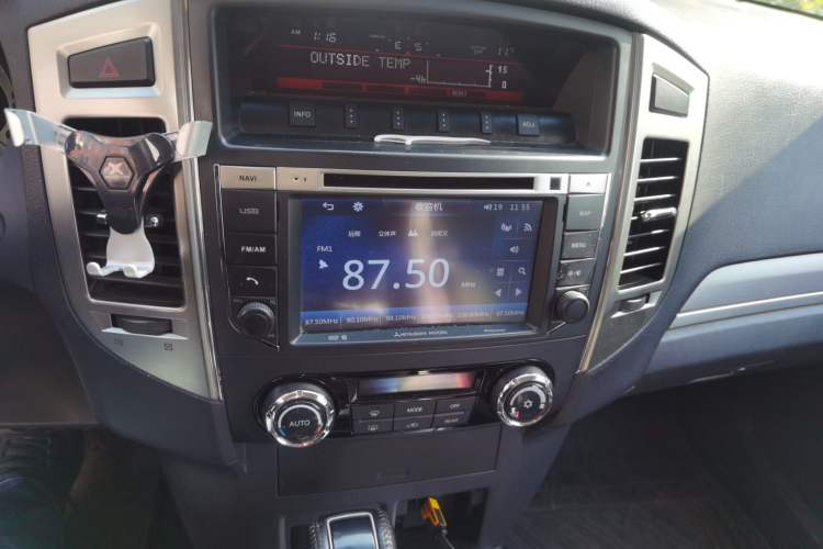 Used Mitsubishi Pajero 2016 3.0L Automatic Standard Version China V Standard Audio And AC Panel