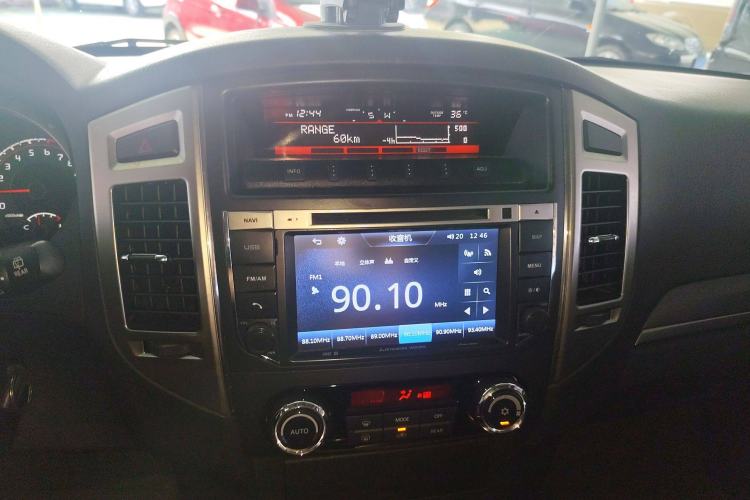 Used Mitsubishi Pajero 2016 3.0L Automatic Standard Version China V Standard Audio And AC Panel