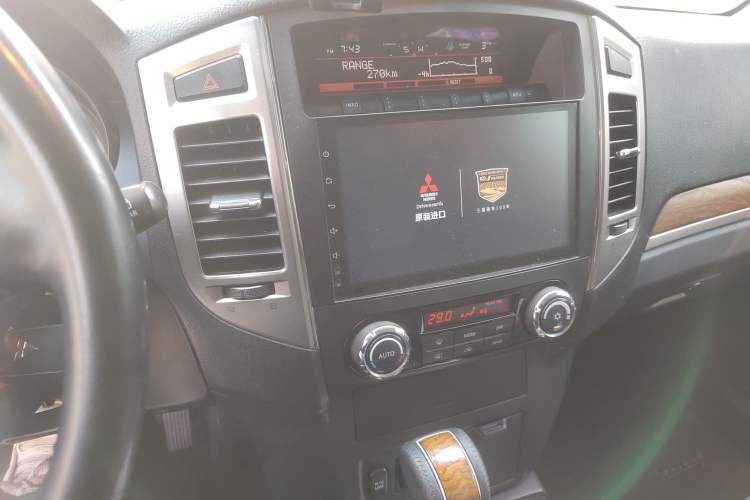 Used Mitsubishi Pajero 2016 3.0L Automatic Luxury Version China V Standard Audio And AC Panel