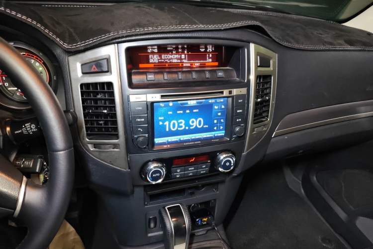 Used Mitsubishi Pajero 2016 3.0L Automatic Luxury Version China V Standard Audio And AC Panel