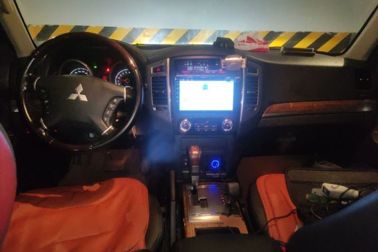 Used Mitsubishi Pajero 2016 3.0L Automatic Prestige Version China V Standard Center Console