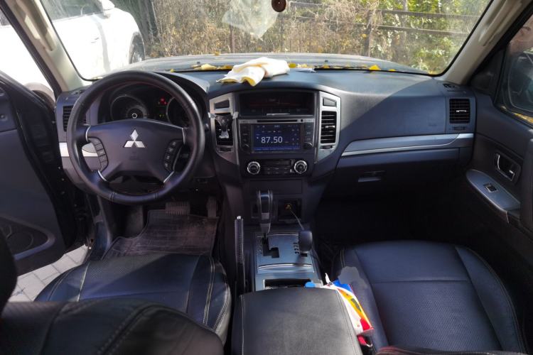 Used Mitsubishi Pajero 2016 3.0L Automatic Standard Version China V Standard Center Console