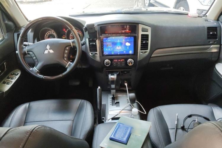 Used Mitsubishi Pajero 2016 3.0L Automatic Prestige Version China V Standard Center Console