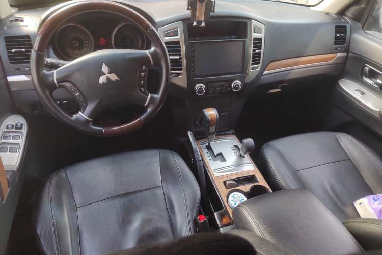 Used Mitsubishi Pajero 2016 3.0L Automatic Luxury Version China V Standard Center Console
