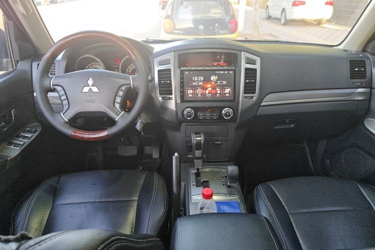 Used Mitsubishi Pajero 2016 3.0L Automatic Standard Version China V Standard Center Console