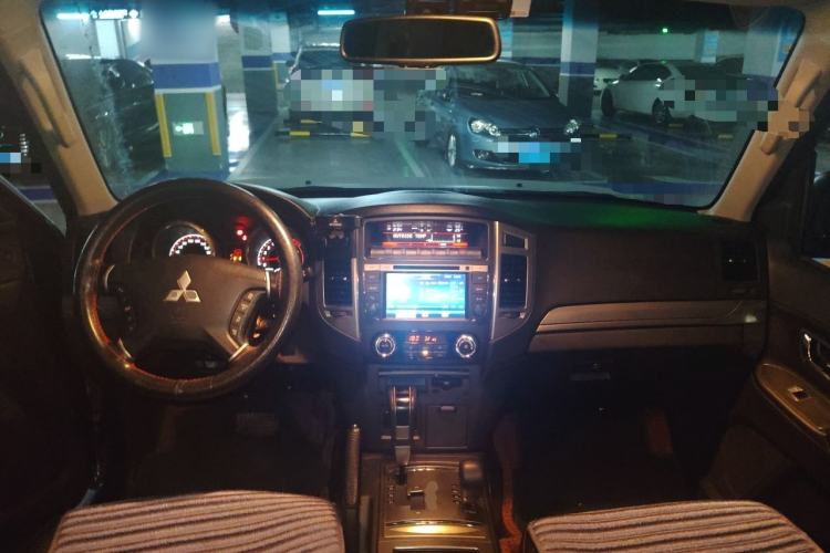 Used Mitsubishi Pajero 2016 3.0L Automatic Standard Version China V Standard Center Console