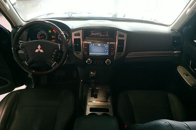 Used Mitsubishi Pajero 2016 3.0L Automatic Prestige Version China IV Standard Center Console