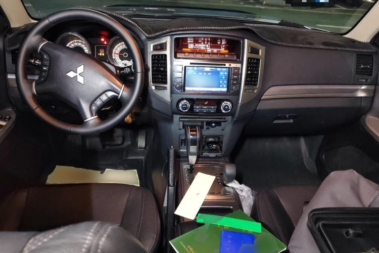 Used Mitsubishi Pajero 2016 3.0L Automatic Luxury Version China V Standard Center Console
