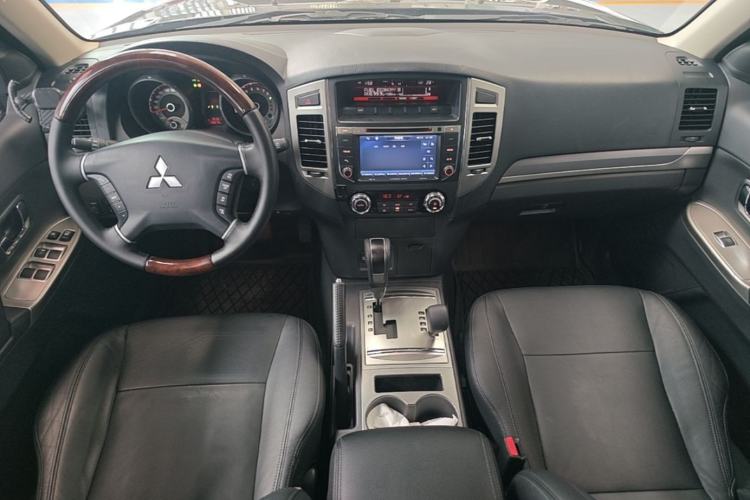 Used Mitsubishi Pajero 2016 3.0L Automatic Prestige Version China IV Standard Center Console