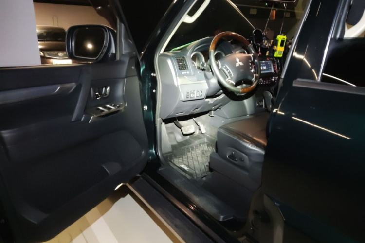 Used Mitsubishi Pajero 2016 3.0L Automatic Prestige Version China V Standard Driver Seat