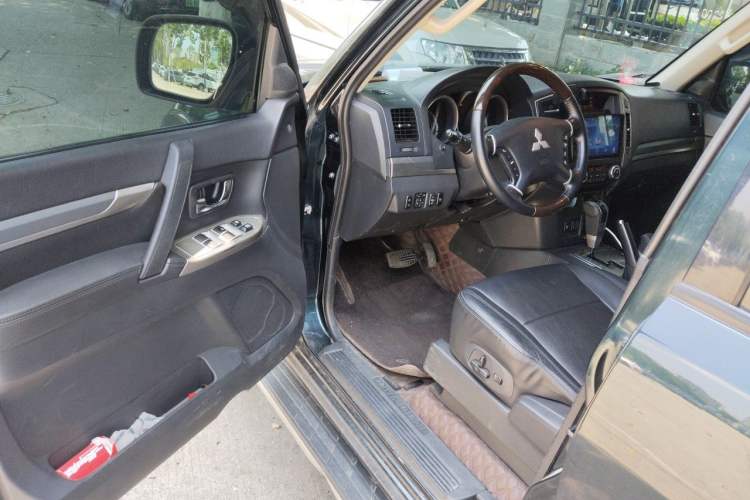 Used Mitsubishi Pajero 2016 3.0L Automatic Prestige Version China V Standard Driver Seat