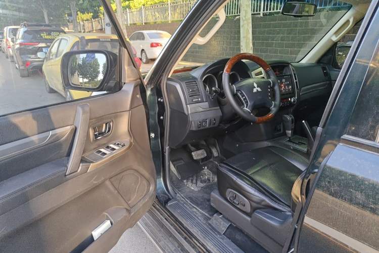 Used Mitsubishi Pajero 2016 3.0L Automatic Standard Version China V Standard Driver Seat